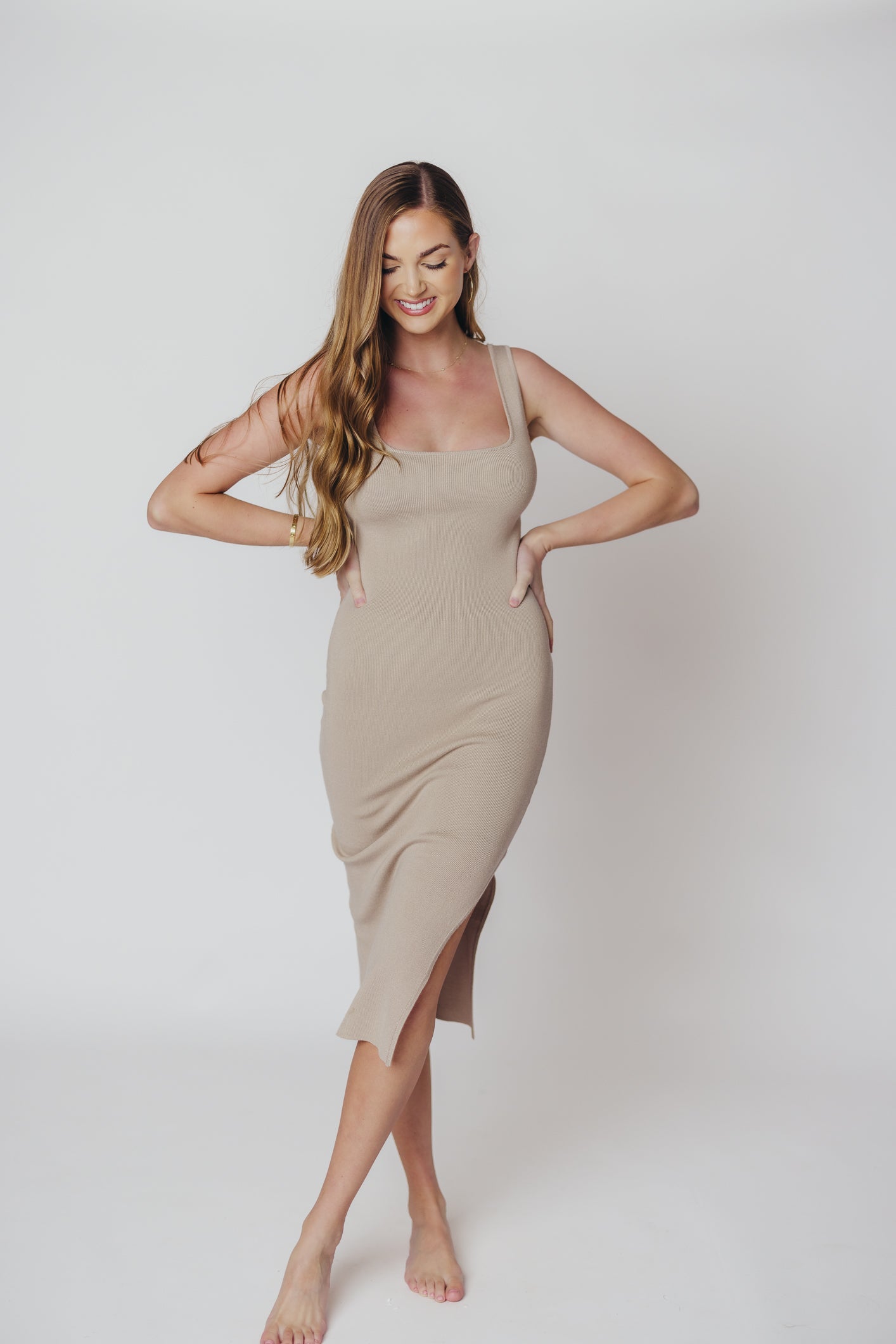 Strickkleid mit schlitz und eckigem ausschnitt – Latte