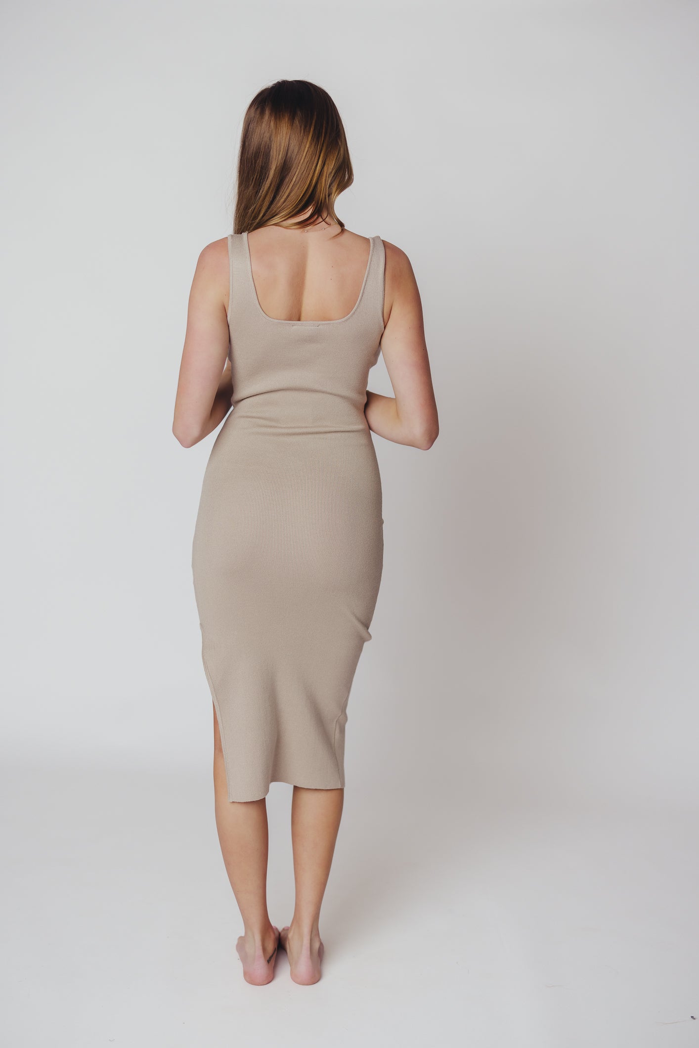 Strickkleid mit schlitz und eckigem ausschnitt – Latte