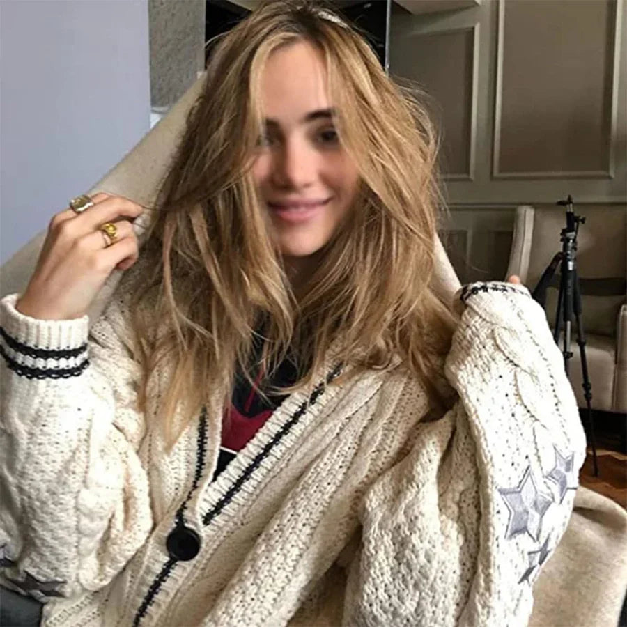 Herbstlicher karamell-cardigan - warm mit stilvoller stickerei